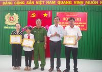 Vĩnh Long: Tặng Giấy khen người dân có thành tích trong phong trào toàn dân bảo vệ an ninh Tổ quốc