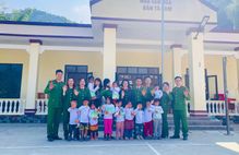 Thanh Hoá: Ấm áp chương trình “Áo ấm cho em” nơi bản giáp biên Tà Cóm