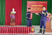 Thanh Hoá: Tuyên truyền pháp luật và tặng bình chữa cháy cho hộ gia đình khó khăn tại phường Đông Sơn