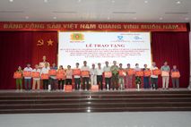 Bộ Công an trao tặng máy tính, xe lăn, thuốc, trang thiết bị y tế và 1.000 phần quà Tết cho người dân thành phố Cần Thơ