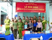 Công an Thành phố Hồ Chí Minh bàn giao Nhà nghĩa tình đồng đội tặng thân nhân liệt sĩ Công an nhân dân