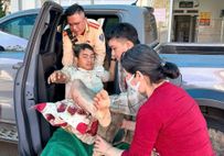 Cảnh sát giao thông Lâm Đồng mở đường, kịp thời đưa người bị chấn thương nặng đi cấp cứu