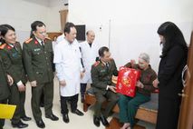 “Gói bánh chưng - Vui Tết cổ truyền”: Công an Thanh Hóa sẻ chia Tết nghĩa tình