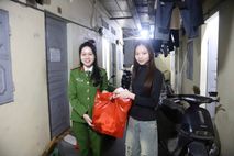 Hải Phòng: Công an phường trao quà Tết tặng công nhân có hoàn cảnh khó khăn