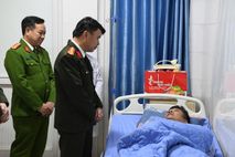 Lãnh đạo Công an tỉnh Phú Thọ thăm và động viên cán bộ bị thương trong quá trình làm nhiệm vụ