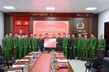 Công an tỉnh Lạng Sơn trao kinh phí triển khai Chương trình “Tết vì người nghèo” năm 2026