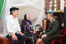 Thăm, tặng quà mẹ Việt Nam anh hùng Phạm Thị Sự và gia đình liệt sỹ Nguyễn Đăng Khải