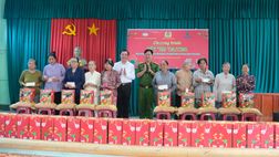 Tết yêu thương chăm lo Tết cho người dân khó khăn