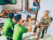 Công an phường đến tận nhà cấp Căn cước, định danh điện tử xuyên Tết Nguyên đán