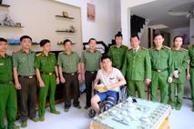 Thăm hỏi, động viên cán bộ chiến sĩ bị thương khi thi hành nhiệm vụ