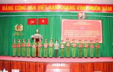 Vĩnh Long: Trao quyết định cho 73 chiến sĩ nghĩa vụ được chuyển sang chế độ phục vụ chuyên nghiệp
