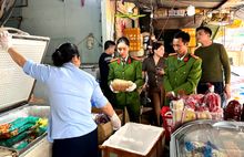 Phát hiện, thu giữ 4 tấn thực phẩm không rõ nguồn gốc trên địa bàn Thanh Hóa