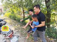 Thanh Hoá: Công an xã Quang Chiểu giúp đỡ trẻ lạc về với gia đình