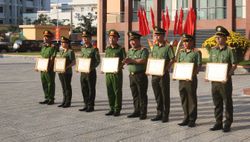 Bí thư đoàn năng nổ tham gia xây dựng nhà cho Nhân dân được Bộ trưởng Bộ Công an tặng Bằng khen.