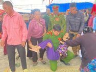 Công an xã Hữu Kiệm, tỉnh Nghệ An phối hợp trạm y tế xã kịp thời hỗ trợ đưa người dân đi cấp cứu