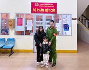 Quảng Ninh: Công an phường Quang Hanh đưa cháu bé đi lạc trở về với gia đình sau một giờ tìm kiếm