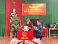 Những lá phiếu đầu tiên tại điểm bầu cử sớm nhất tỉnh Tuyên Quang