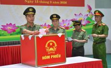 100% cử tri Công an tỉnh Thanh Hóa đã hoàn thành việc bỏ phiếu tại khu vực bỏ phiếu số 13, phường Hạc Thành