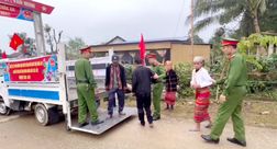 Hà Tĩnh: Cảnh sát dùng xe chuyên dụng hỗ trợ cử tri dân tộc Chứt đi bỏ phiếu