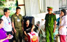 Hòm phiếu mang đến tận nhà: Hình ảnh đẹp vì nhân dân phục vụ 