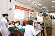 Gần dân hơn qua chương trình khám mắt và cấp thuốc miễn phí tại thành phố Cần Thơ