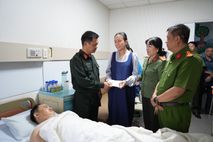 Thăm hỏi, động viên cán bộ Công an bị đâm trọng thương trong khi làm nhiệm vụ 