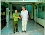 Công an xã xác minh, trả lại tài sản cho du khách người nước ngoài