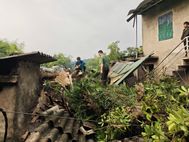 Thái Nguyên: Công an xã Phủ Thông hỗ trợ nhân dân trên địa bàn khắc phục hậu quả do mưa giông