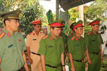Thắp hương, chia sẻ mất mát đối với gia đình Tổ viên tổ bảo vệ an ninh, trật tự ở cơ sở hy sinh trong khi làm nhiệm vụ