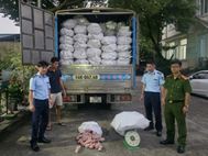 Quảng Ninh: Kịp thời ngăn chặn, thu giữ 12.240 kg thực phẩm chân lợn đông lạnh không rõ nguồn gốc, xuất xứ