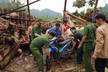 Tuyên Quang: Công an xã phối hợp hỗ trợ nhân dân khắc phục hậu quả mưa đá