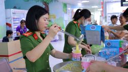 Ấm lòng “Nồi cháo nghĩa tình” của Công an xã Tiền Hải, tỉnh Hưng Yên