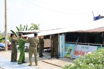 Công an xã hỗ trợ người dân bị ảnh hưởng do giông lốc