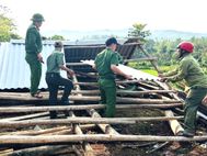 Công an xã Tà Rụt giúp người dân khắc phục hậu quả lốc xoáy tại thôn Apul (Quảng Trị)