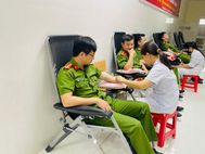 Công an xã tham gia hiến máu khẩn cấp cứu người