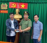 Công an xã trao trả tài sản đánh rơi cho người dân