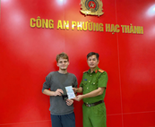 Công an phường Hạc Thành, tỉnh Thanh Hoá hỗ trợ du khách là người nước ngoài nhận lại tài sản thất lạc