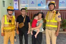 Hà Nội: Cảnh sát giao thông kịp thời hỗ trợ đưa cháu bé 3 tuổi bị hóc dị vật đi cấp cứu