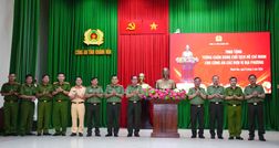 Công an tỉnh Khánh Hòa trao tặng 100 tượng chân dung Chủ tịch Hồ Chí Minh