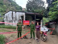 Thanh Hoá: Công an xã Cẩm Thủy hỗ trợ người dân khắc phục hậu quả sạt lở đá
