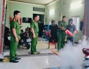 Công an phường hướng dẫn an toàn phòng cháy chữa cháy cho người dân vào ban đêm