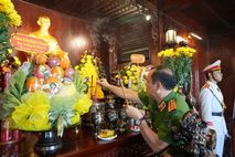 Thứ trưởng Nguyễn Văn Long dâng hương tưởng niệm Chủ tịch Hồ Chí Minh 