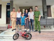 Cảnh sát giao thông Bắc Ninh kịp thời hỗ trợ cháu bé đi lạc về với gia đình