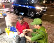 Cảnh sát 113 Công an tỉnh Quảng Trị giúp người đàn ông đi lạc trong mưa rét đoàn tụ gia đình