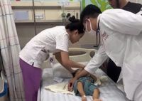 Cảnh sát giao thông Cần Thơ kịp thời đưa bé trai nguy kịch đi cấp cứu