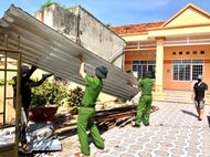 Công an xã hỗ trợ xây nhà cho người nghèo