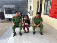 Công an xã Xốp, tỉnh Quảng Ngãi giúp đỡ cháu bé đi lạc tìm về với gia đình
