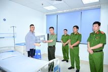 Lãnh đạo Công an TP Hải Phòng thăm, động viên cán bộ, chiến sĩ bị thương khi thực hiện nhiệm vụ
