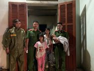Công an xã Văn Chấn, tỉnh Lào Cai kịp thời hỗ trợ ba mẹ con về nhà an toàn trong đêm mưa lớn