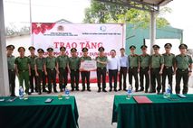 Công an tỉnh Quảng Trị trao tặng kinh phí hỗ trợ cán bộ chiến sĩ xây dựng nhà ở